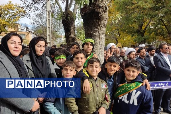 حضور پرشور دانش‌آموزان و مردم بیجار در راهپیمایی ۱۳ آبان