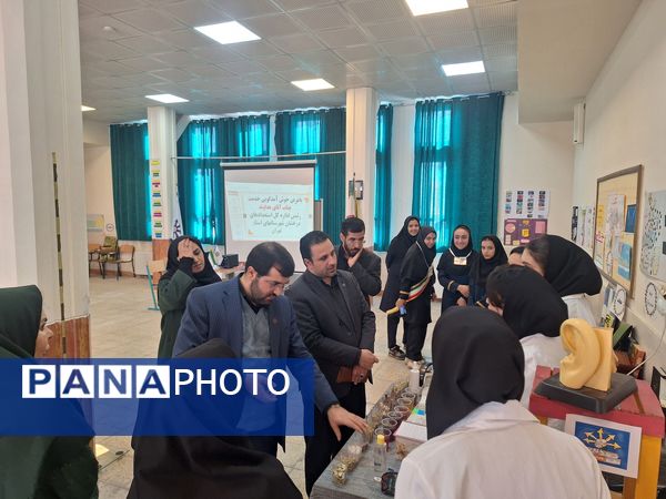 افتتاحیه نمایشگاه پژوهشی و فناورانه دبیران و دانش‌آموزان شهرستان ملارد در دبیرستان فرزانگان استعداد درخشان