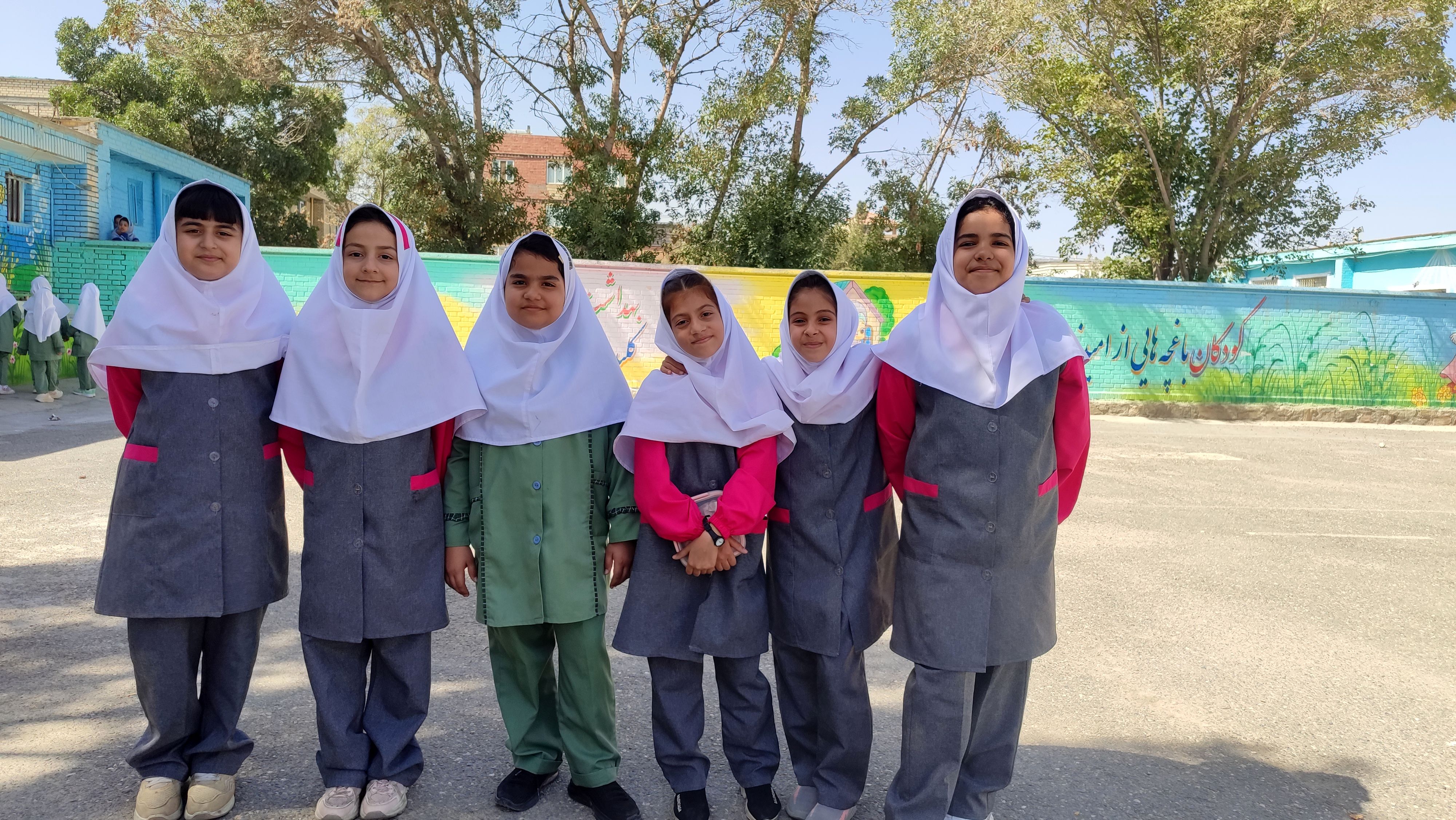 عکس یادگاری دانش آموزان دبستان فرهنگیان دوره اول چناران