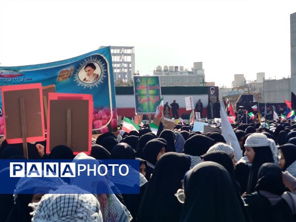 خروش ۱۳ آبان در مشهد؛ دانش‌آموزان، نماد ایستادگی