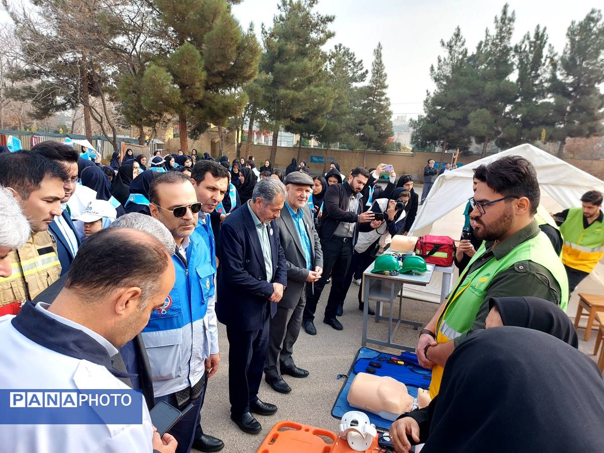 مانور زلزله استانی در هنرستان دخترانه محمودیه ناحیه ۶(2)