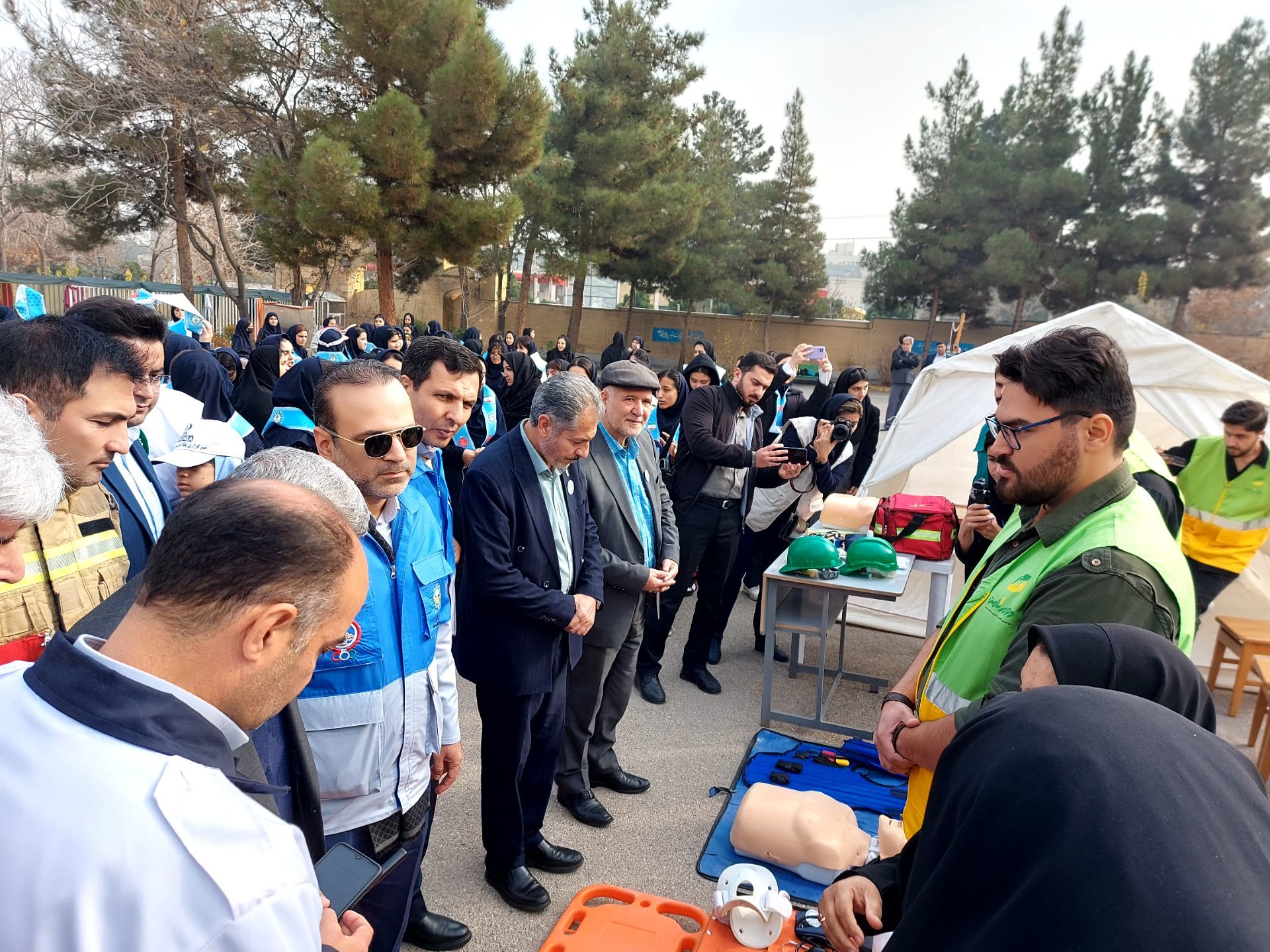 مانور زلزله استانی در هنرستان دخترانه محمودیه ناحیه ۶(2)