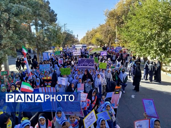 راهپیمایی 13 آبان با حضور حداکثری دانش آموزان در شهرستان نیشابور 