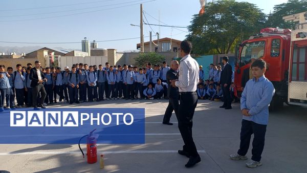 آموزش عملی اطفای حریق در دبیرستان نمونه مرحوم طاووسی خلیل آباد