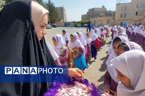 شادی و هیاهوی کودکان در اردوی درون مدرسه‌ای  آموزشگاه ایران ۲ به مناسب هفته ملی کودک 