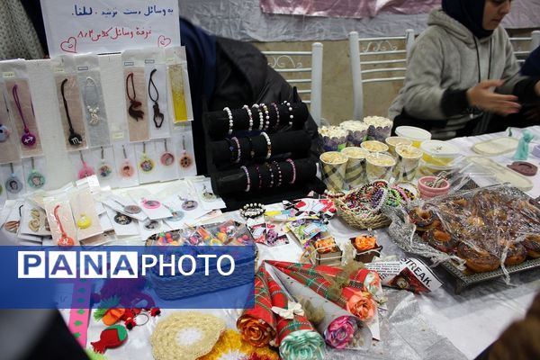 برپایی بازارچه کسب و کار دانش‌آموزی در مدرسه حضرت معصومه (س) ناحیه 4 کرج