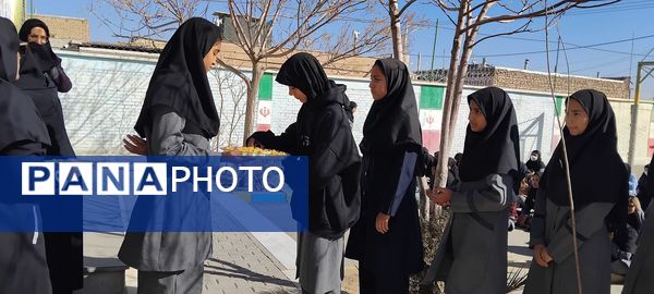 برپایی ایستگاه صلواتی در دبیرستان دخترانه امید 