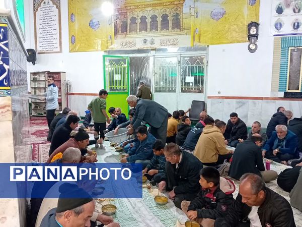 سفره افطار متبرک به آقا سید‌محمد(ع) در ماه مهمانی خدا در امامزاده سیدمحمد(ع) کاشمر