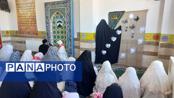 نماز مادر و دختری به مناسبت روز دانش‌آموز در دبستان دخترانه اندیشه