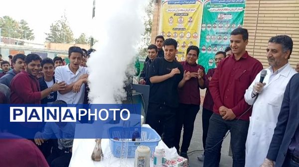 انجام آزمایش‌های علمی در دبیرستان نمونه آیت الله خامنه‌ای کاشمر 