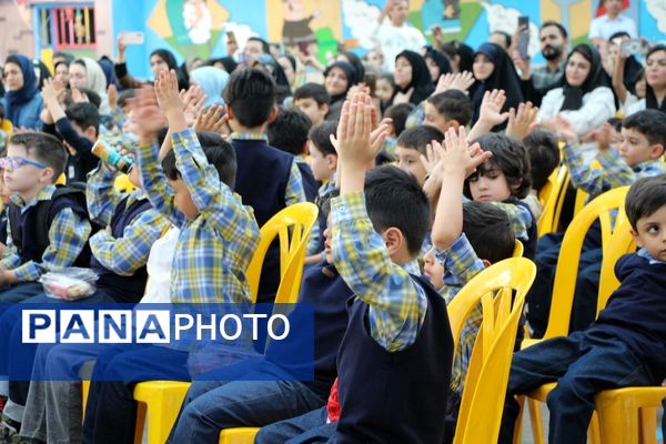 جشن شکوفه‌ها در دبستان منوچهر رزاقی ناحیه۳ مشهد