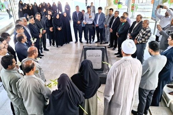 غبار‌روبی مزار شهدا توسط فعالان فرهنگی،هنری و رسانه ای زاهدان