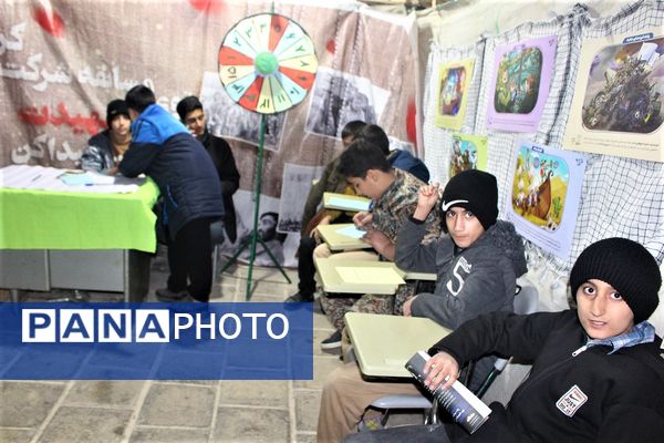 استقبال نوجوانان از غرفه‌های یادواره شهدای مسجد جامع قم