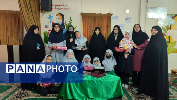 تقدیر از دانش آموزان فعال و تکریم همسر و فرزندان شهدای دبستان شاهد حاج تقی آقا بزرگ مشهد