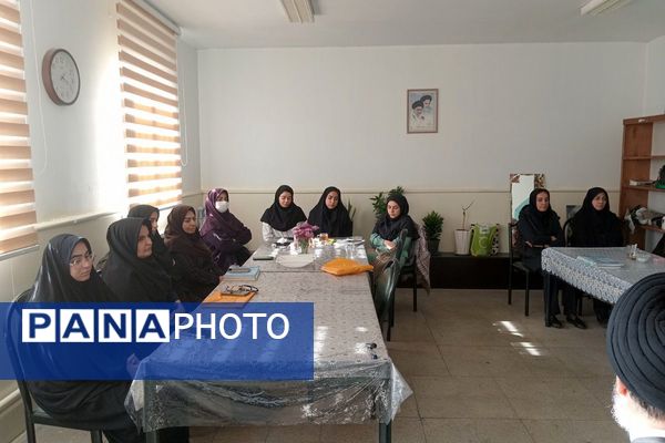  زنگ نماز در هنرستان آفرینش پردیس با حضور امام جمعه و مدیر آموزش و پرورش