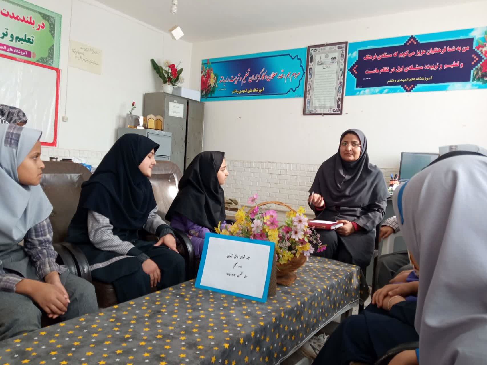 دومین جلسه شورای دانش آموزی در مدرسه تکتم خلیل آباد 