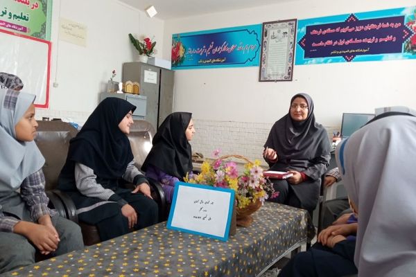 دومین جلسه شورای دانش آموزی در مدرسه تکتم خلیل آباد 