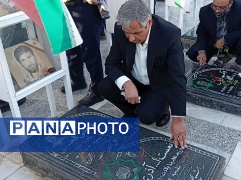 عطر افشانی و گلباران مزار شهدا توسط مسئولین کاشمر به مناسبت هفته دولت