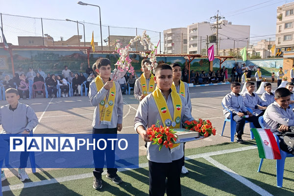 نواختن زنگ مهر در مدرسه هیات امنایی رازی ناحیه ۴ شیراز 