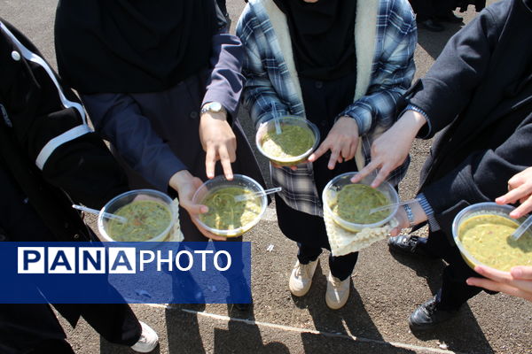 توزیع آش نذری ایام فاطمیه در دبیرستان سردار شهید قاسم سلیمانی
