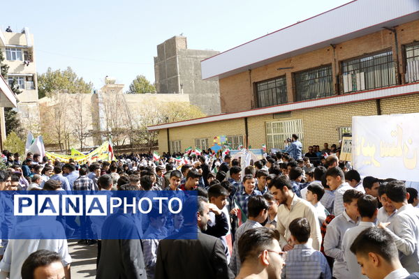 حضور پرشور دانش آموزان محلاتی در راهپیمایی 13 آبان 