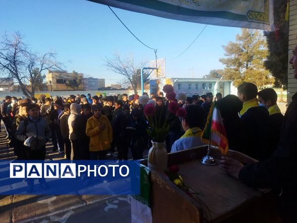 گرامیداشت دهه فجر با حضور گروه پیشتازان دبیرستان نمونه دانش