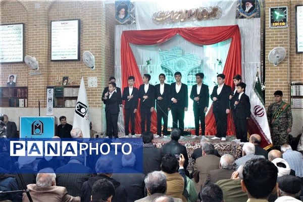 استقبال نوجوانان از غرفه‌های یادواره شهدای مسجد جامع قم