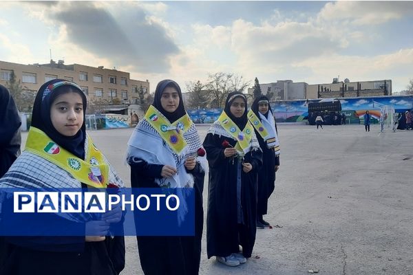 وداع دانش‌آموزان دبیرستان فرهنگیان ناحیه ۷ با شهید گمنام 