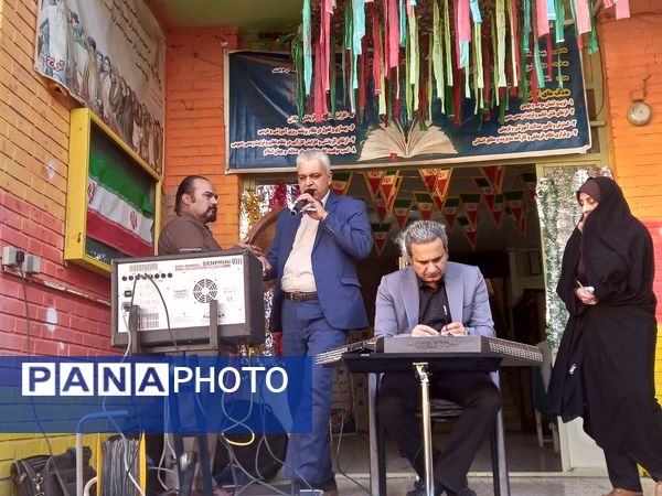 نواختن زنگ آغاز سال تحصیلی در دبیرستان سیزده آبان 