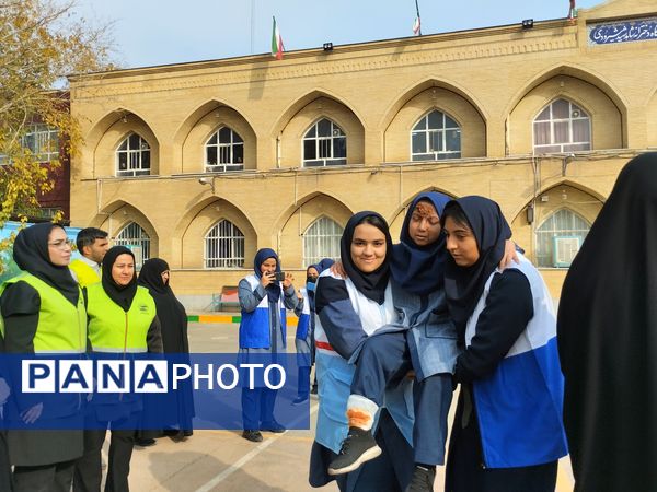 اجرای مانور سراسری زلزله در دبیرستان شاهد شیرودی