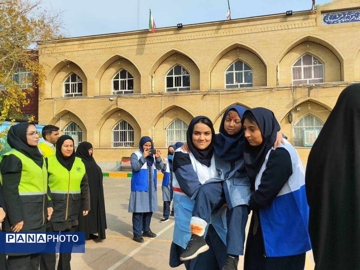 اجرای مانور سراسری زلزله در دبیرستان شاهد شیرودی