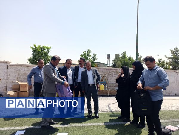 توزیع ٥٠٠ بسته کیف و لوازم التحریر میان دانش‌آموزان نیازمند در آموزش و پرورش ناحیه 3 شیراز