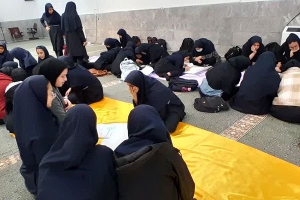 نقاشی همگانی در آخرین روز های سال 1403 در دبیرستان دخترانه معلم