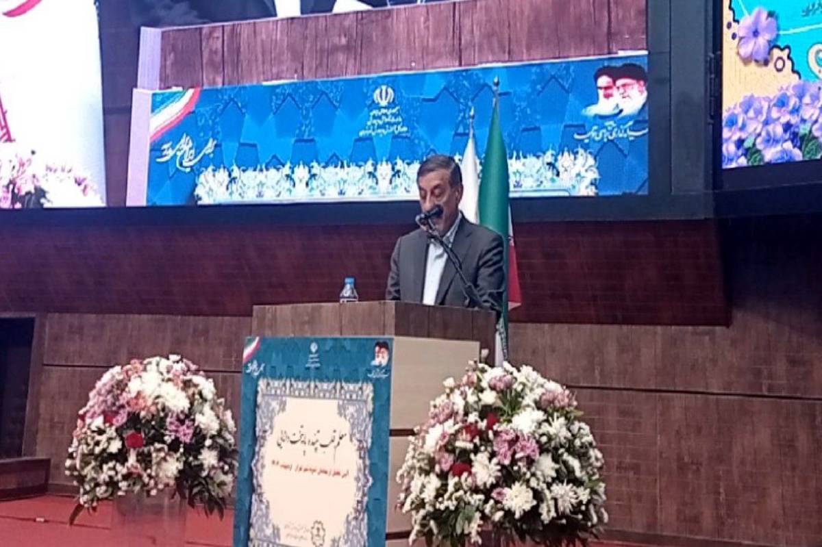 معلم آموختن و آموزاندن را رسالتی الهی میداند
