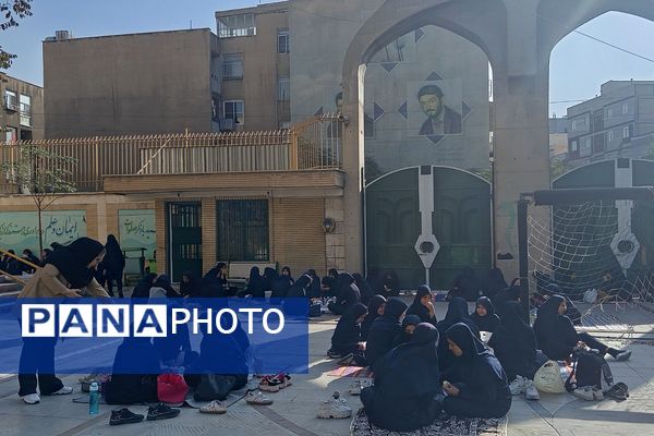 برگزاری نمایشگاه و مراسم صبحانه سلامت به مناسبت هفته تربیت بدنی در دبیرستان راضیه شکرایی ناحیه دو شهرری 
