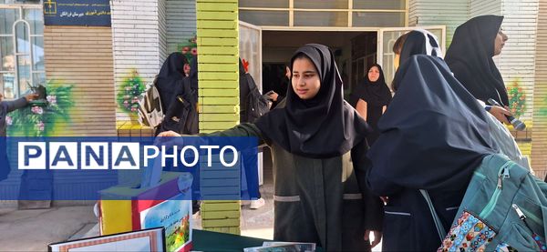 برگزاری جشن عاطفه ها در دبیرستان فرزانگان دوره ی اول 