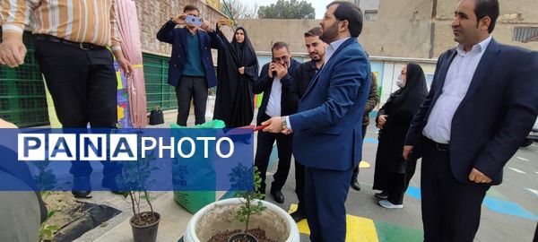 دانش‌آموزان و مسئولین شهرستان ملارد، در روز درختکاری جوانه‌های امید را به زمین هدیه دادند