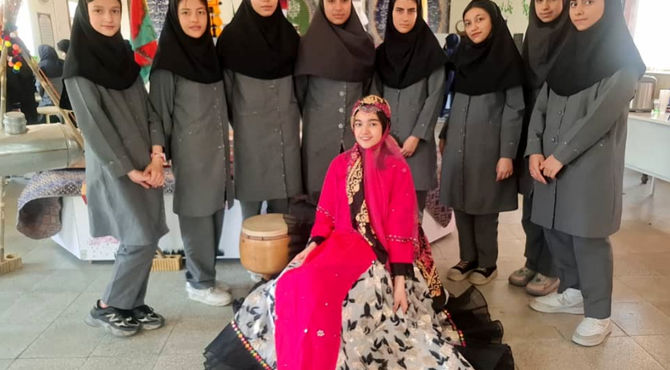 بازارچه کارآفرینی در دبیرستان فرزانگان آباده؛ گامی عملی برای آشنایی دانش‌آموزان با دنیای کسب‌وکار