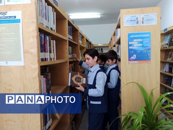 میزبانی کتابخانه امام حسین (ع) از دانش‌آموزان خاتم 