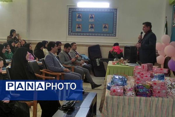 تقدیر از دانش‌آموزان برتر دبستان جعفریه و دبیرستان نمونه سمیه پیشوا