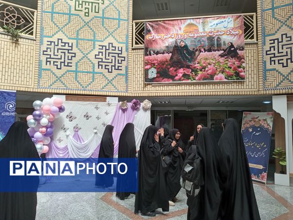 حضور دانش‌آموزان دبیرستان میعاد قم در همایش مرکز مدیریت حوزه علمیه خواهران به مناسبت دهه کرامت