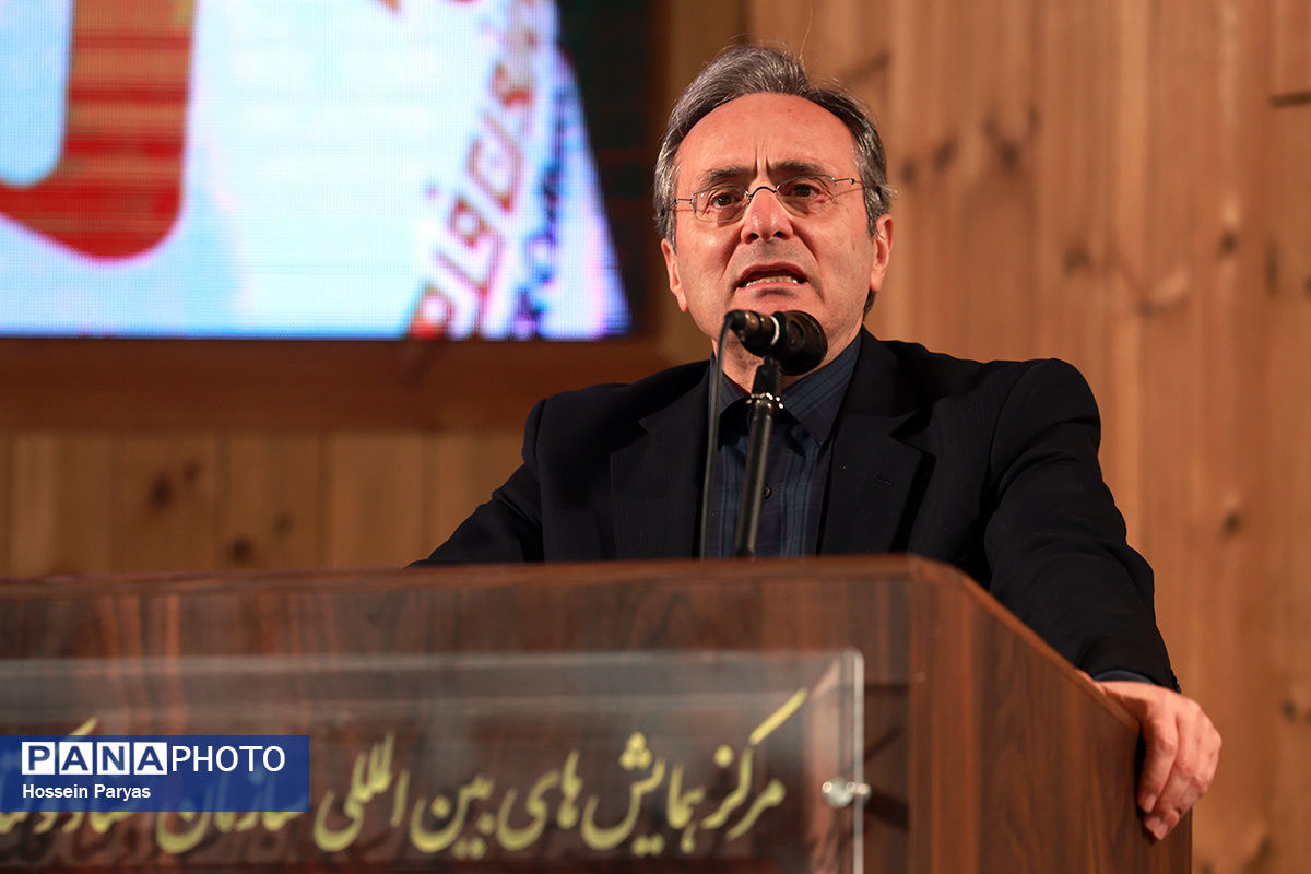 ما باید به سوی تولید نوعی از منابع آموزشی برای معلمان و مدیران برویم که مبتنی بر روایت‌نگاری و روایت‌کاوی است