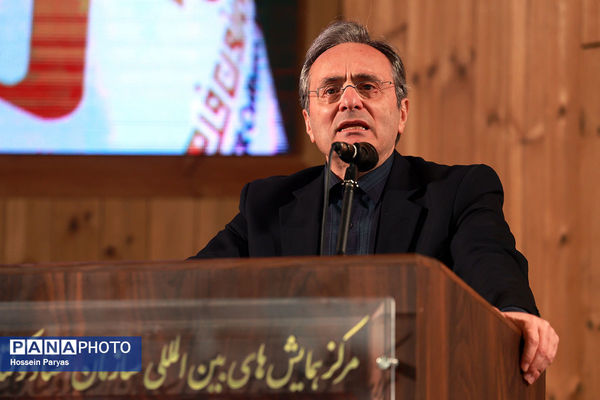 ما باید به سوی تولید نوعی از منابع آموزشی برای معلمان و مدیران برویم که مبتنی بر روایت‌نگاری و روایت‌کاوی است