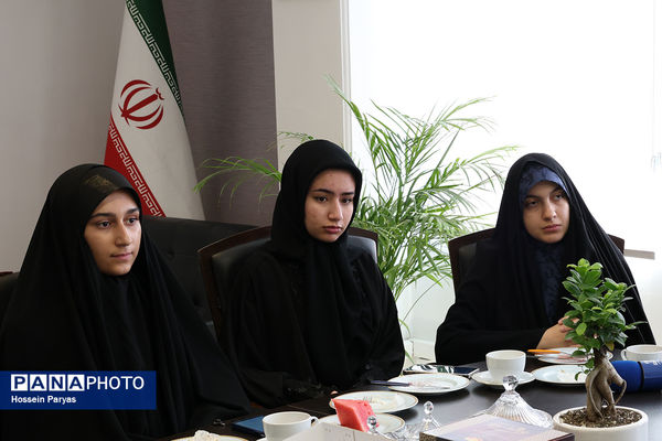 دیدار دانش‌آموز خبرنگاران پانای البرز با مدیرعامل خبرگزاری پانا