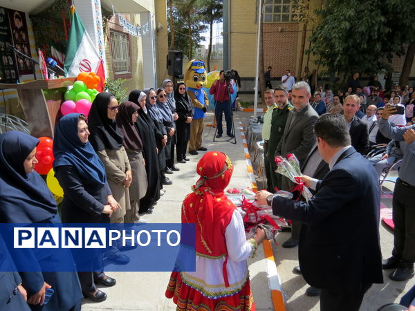 نواختن زنگ اول مهر در مدرسه شهدا فرهنگی 