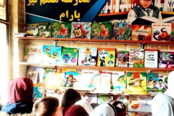 کتابخانه‌ ای که با همت مجموعه پرورشی و فرهنگی روستا جان گرفت
