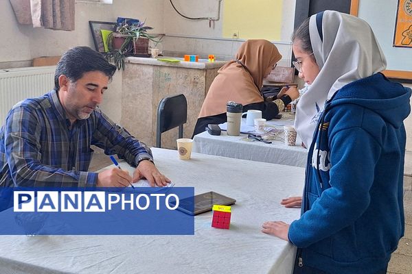 تصاویری زیبا از تمرکز دانش‌آموزان دختر در المپیاد رویش ناحیه۳ شیراز 