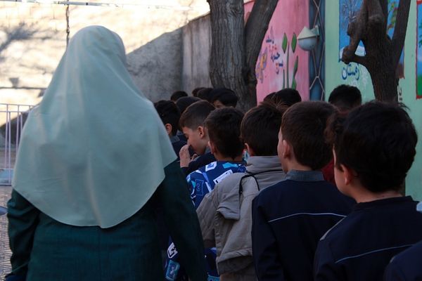 صبحگاه پرشور پاییزی در مدرسه نور ایمان بهارستان‌دو