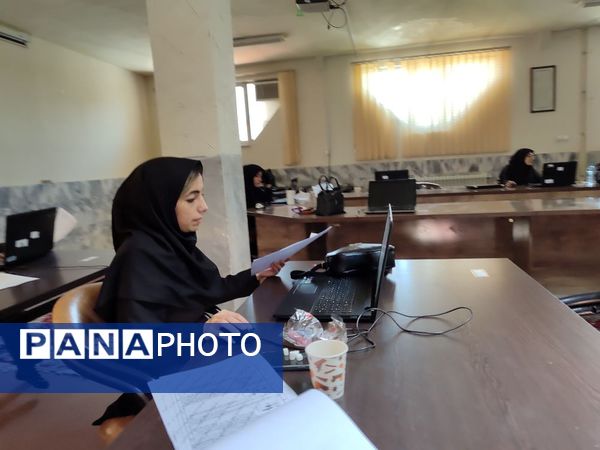 تصحیح اوراق آزمون‌های نهایی در آموزش و پرورش ناحیه یک مشهد مقدس