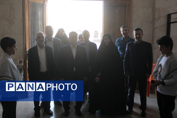 تجدید میثاق مدیرکل امور شاهد و ایثارگران وزارت آموزش و پرورش از شهدا در بوشهر
